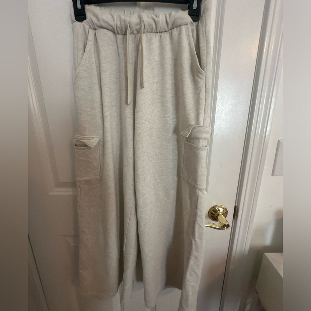Colsie cream wide leg sweat pants